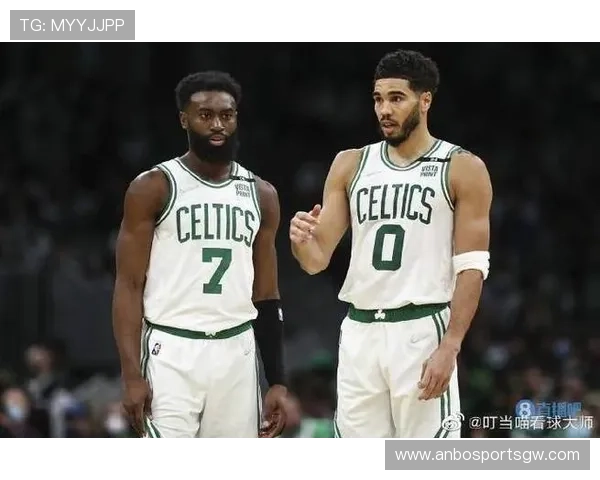 NBA的微博官方账号主要发布哪些类型的内容吸引粉丝关注